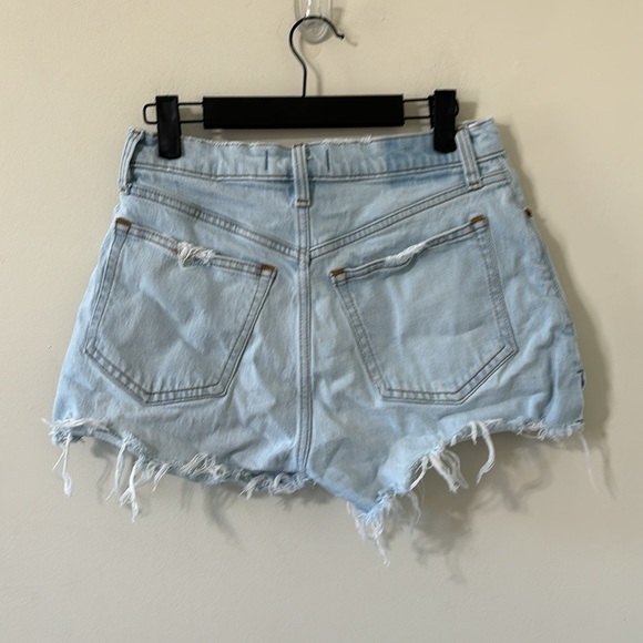 Abercrombie & Fitch The Mom Short High Rise Curve Love Light Wash Denim Shorts - Picture 6 of 8